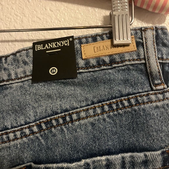 New Blank NYC Medium Wash Jean Shorts Size 28 - Picture 4 of 5